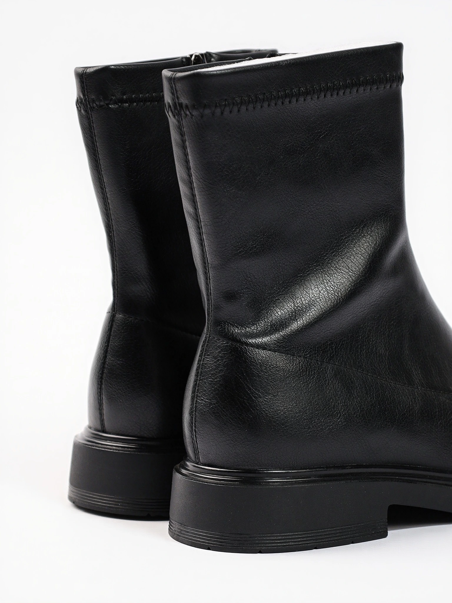 Ботинки черного цвета на низком каблуке